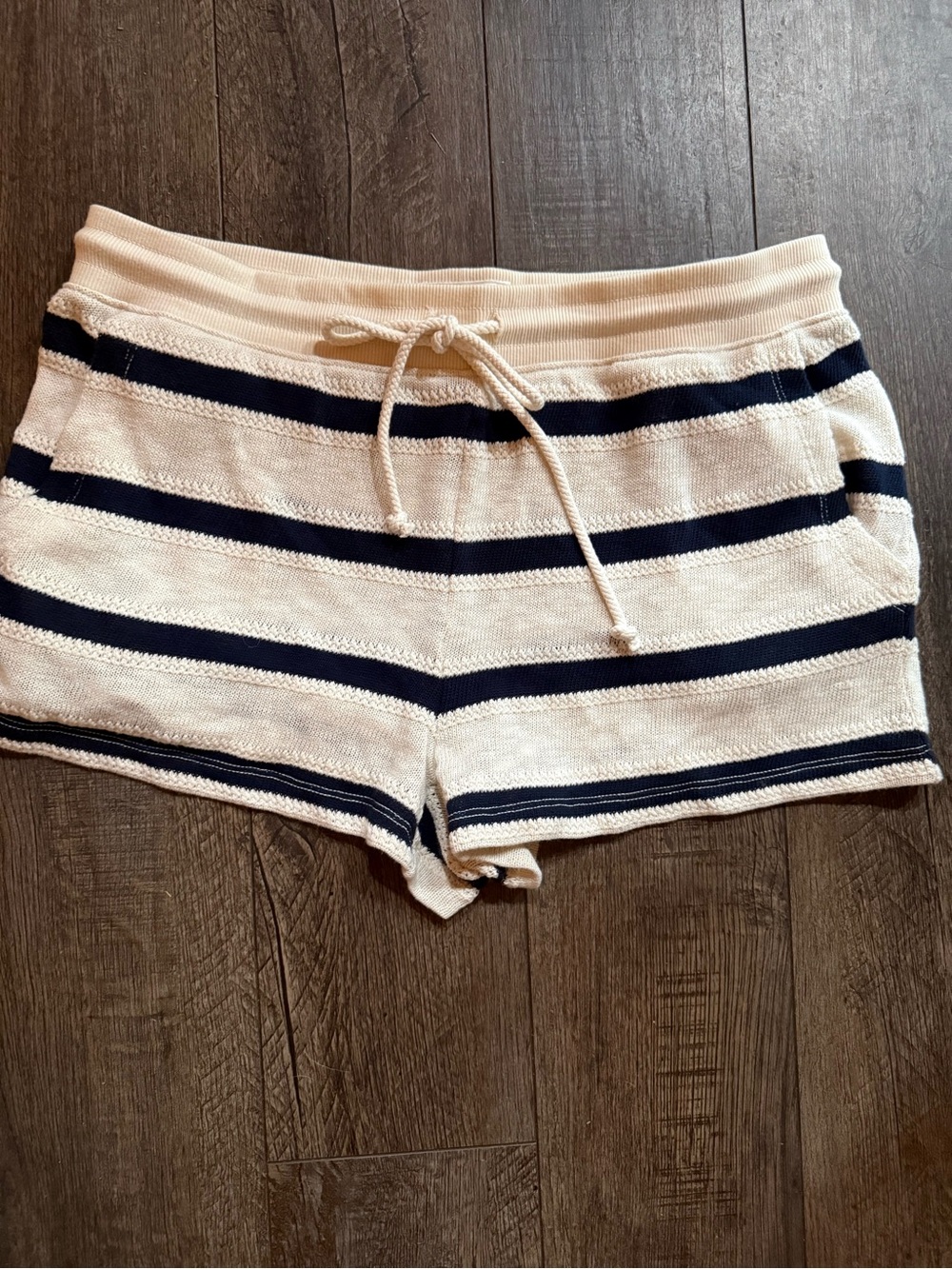 NWOT AE American Eagle Striped Drawstring Knit Shorts- Navy & White Medium